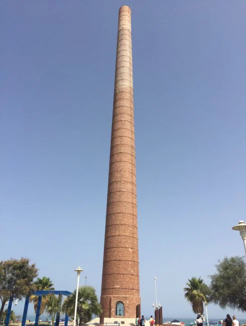 La chimenea de los Guindos, de 96 metros del altura, es el mayor símbolo de todos. :: i. gelibter
