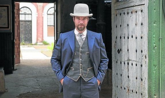 El actor Carles Francino es hijo del popular periodista de la cadena Ser. «Mi padre aún tiene que acostumbrarse a verme por la tele». 