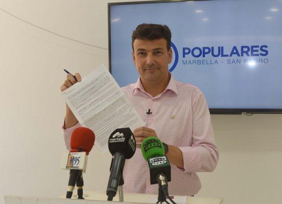 El concejal del PP Cristóbal Garre, ayer. :: josele-lanza