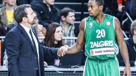 Plaza conversa con Lafayette durante la etapa de ambos en el Zalguiris. 