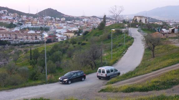 Por el estrecho acceso a este enclave de Puerto de la Torre apenas caben dos vehículos.
