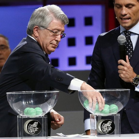 El presidente del Atlético de Madrid, Enrique Cerezo, saca una bola en el sorteo de ayer.