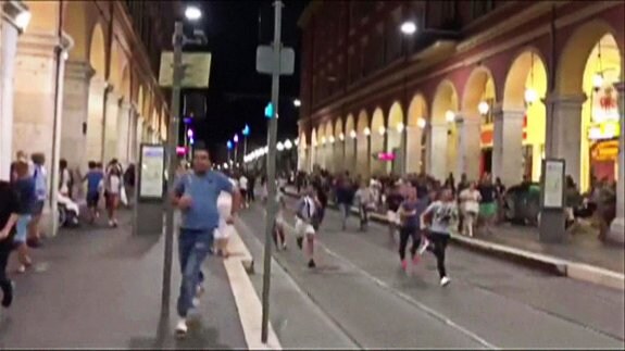 Ciudadanos corren a socorrer a los heridos en una imagen de un vídeo colgado en Instagram. :: afp