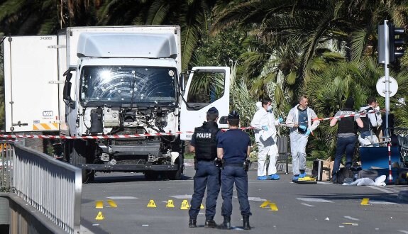 El Renault Truck destrozado por los impactos y los balazos. :: afp