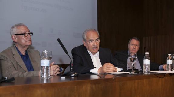 Rafael Escuredo, Alfonso Guerra y Juan Cano Bueso, ayer en Ronda. 