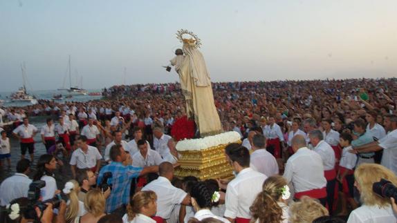 Miles de personas acompañan a las procesiones en toda la provincia. 