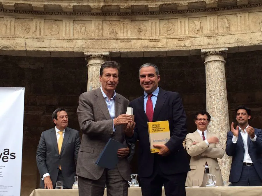 Luis Machuca y Elías Bendodo recibieron ayer el galardon en Granada.