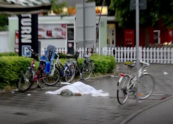 Las cámaras de seguridad de la zona recogen las primeras imágenes de los fallecidos en el ataque al centro comercial Olympia, en el centro de Múnich. ::
