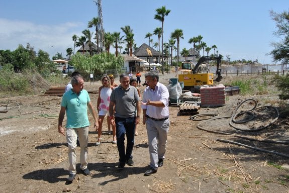 Bendodo y García Urbano en el tramo de la Senda Litoral ahora en construcción sobre el río Padrón. :: L.P.