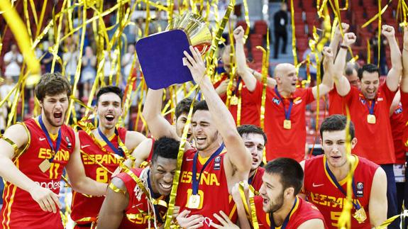 Los jugadores españoles reciben el trofeo de campeones.