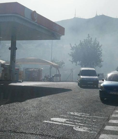 Bomberos apagan un fuego en un solar en Benalmádena