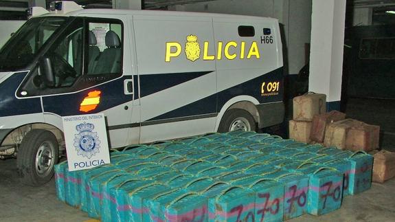¿Qué pasa si aparece un fardo de hachís en la playa?