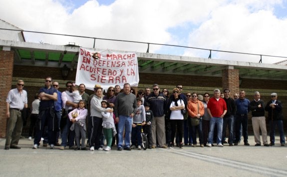 Una de las movilizaciones llevadas a cabo por la plataforma contra el anillo ferroviario. :: j. lara