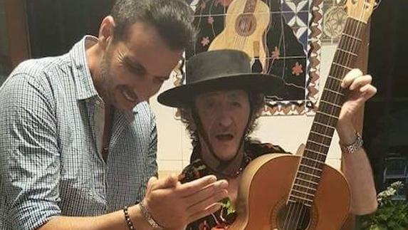 Gómez, junto a su amigo Raúl Moyano en su chiringuito favorito, Rancho Playa, en Fuengirola.