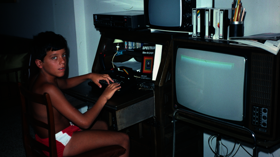 Quintero aprovechaba que su familia dormía para conectar el Spectrum a la tele en color y probar los juegos que él mismo creaba.