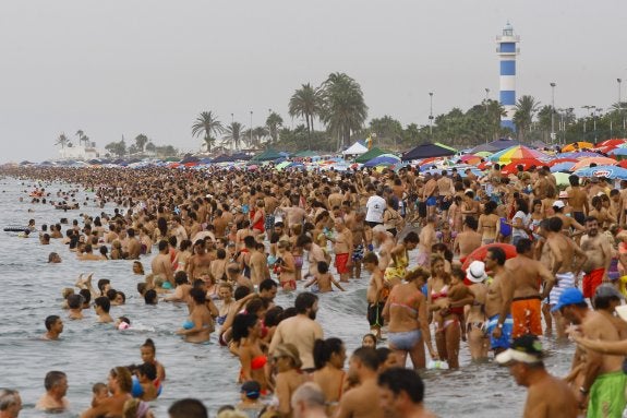 Playas abarrotadas el pasado domingo en Torre del Mar. :: álvaro cabrrera