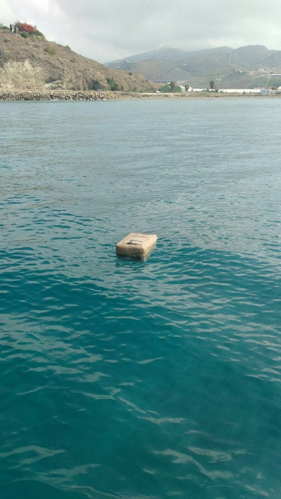 Un barco 'quitanatas' halla un fardo de hachís frente a Torrox