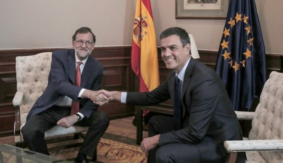 Mariano Rajoy y Pedro Sánchez se saludan, ayer, al comienzo del encuentro que mantuvieron en el Congreso                     de los Diputados. :: Óscar chamorro