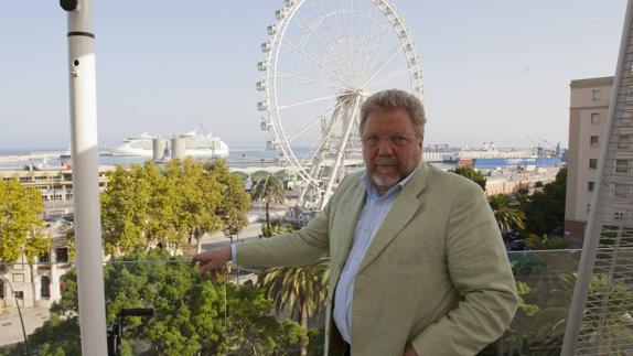 Santiago Sardá, ayer en la terraza del hotel Valeria, con vistas a la noria. 