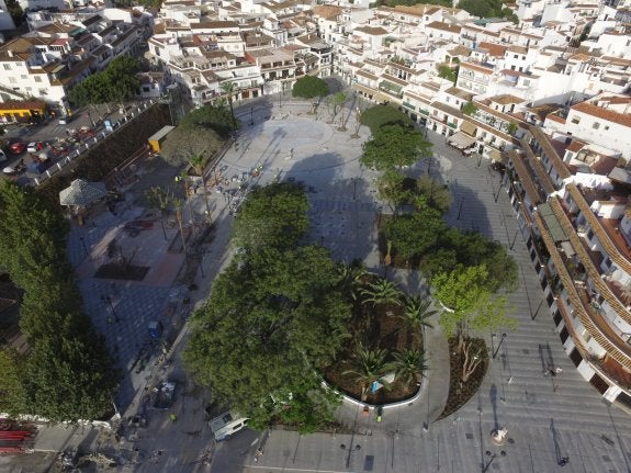 Vista aérea de cómo ha quedado la Plaza Virgen de la Peña. :: sur
