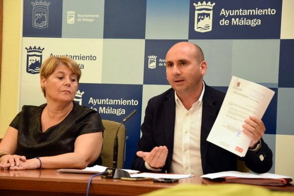 María del Carmen Moreno y Francisco Conejo, en la rueda de prensa ofrecida ayer. :: sur