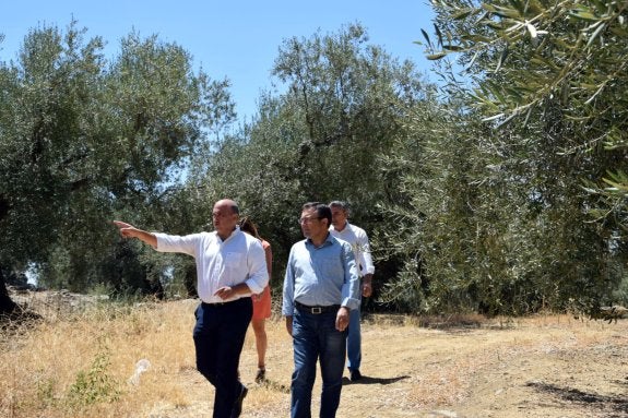 Rafael Torrubia y Miguel Ángel Heredia, en una visita a la zona. :: e. c.