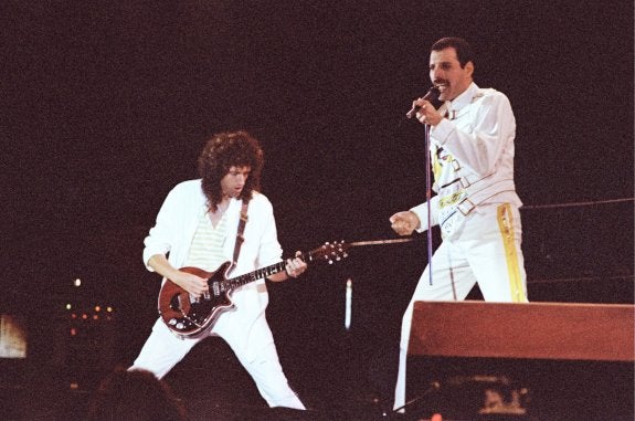 Brian May y Freddie Mercury, en un momento del concierto celebrado en Knebworth Park el 9 de agosto de 1986.