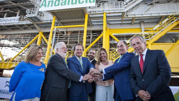 La presidenta de la Junta amadrinó ayer la entrega de la subestación eólica marina.