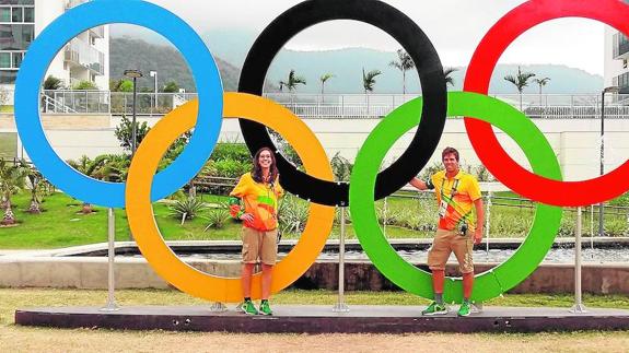 Clarence Pérez y Pablo González junto a los aros olímpicos en Río de Janeiro, Brasil. 
