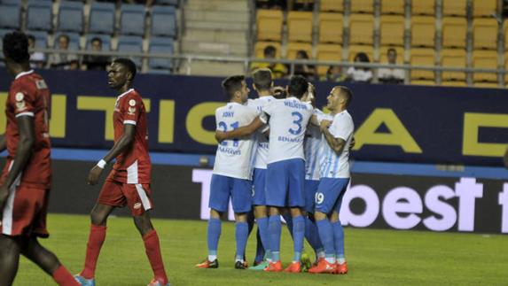 Los jugadores del Málaga celebran uno de los goles