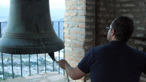 Rafael Córdoba toca las campanas del Santuario de Gracia al amanecer. 