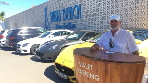 El Nikki Beach es el lugar en el que opera una de las agencias; José Antonio es el encargado de que los coches estén listos. 