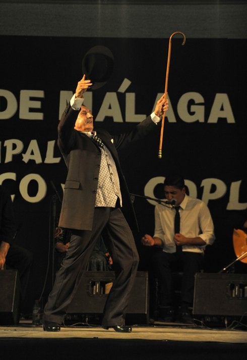 La Caseta de Flamenco y Copla vivió ayer por la noche la actuación del  bailaor Carrete  junto al cantaor el Yaya , quien  marcó el ritmo para dar paso al talento del bailaor.  :: Francis silva