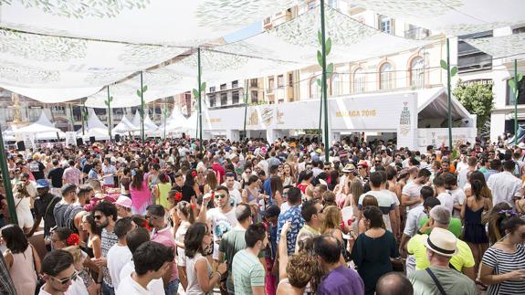 Las altas temperaturas de ayer no fueron óbice para que las calles se llenaran. 