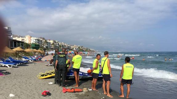 Guardia Civil y servicios sanitarios en la playa