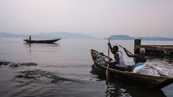 Unos pescadores locales surcan las aguas del Kivu. 