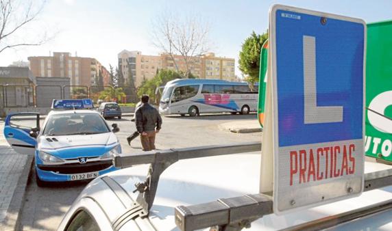 Tráfico tarda más de dos meses en entregar el carné provisional a alumnos aprobados