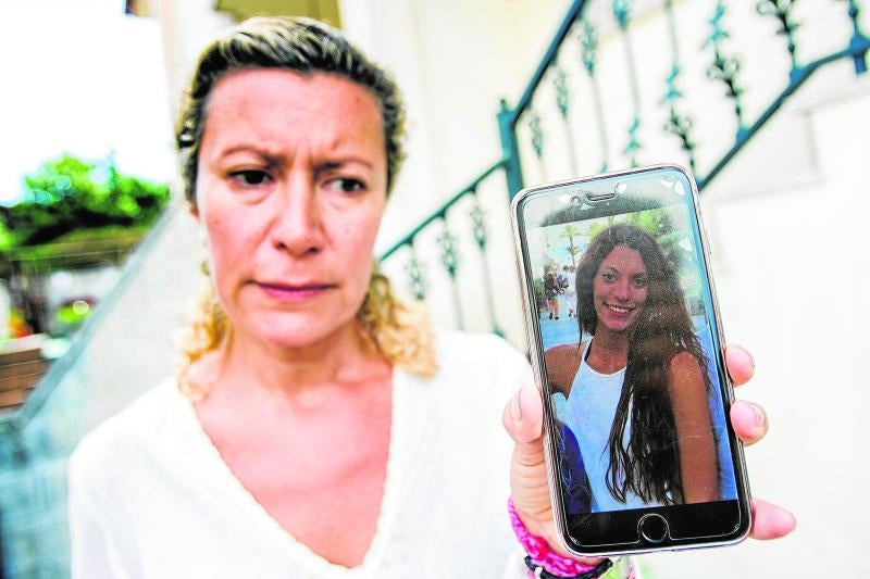 Diana López-Pinel con la foto de su hija. 