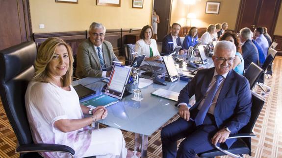 Susana Díaz, en primer plano al comienzo del consejo de gobierno. 