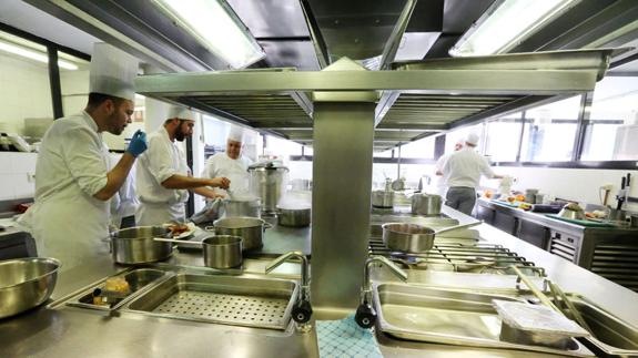 Alumnos en la cocina de La Cónsula. 