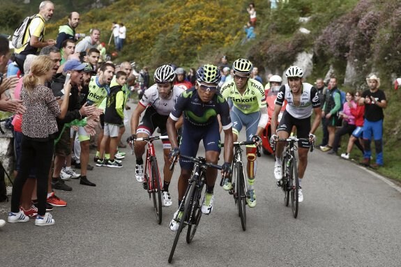 De izquierda a derecha, Fabio Felline, Nairo Quintana, Alberto Contador y Omar Fraile, en la etapa de ayer de la Vuelta.:: Javier Lizón / Efe