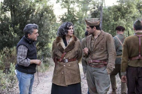 El director Antonio Chavarrías y los actores Elvira Mínguez y Alfonso Herrera, durante el rodaje de 'El elegido'. :: r. c.