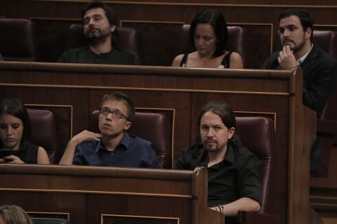 Iglesias escucha a Rajoy desde su escaño. :: óscar chamorro