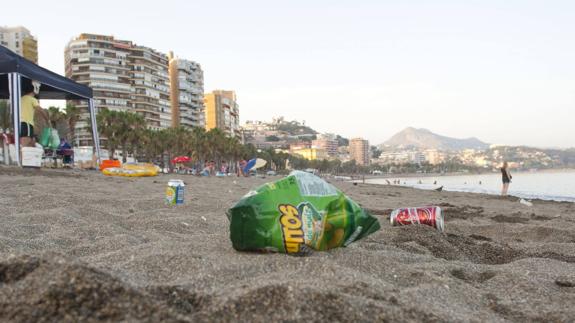 Latas de bebida y plásticos, lo más habitual en las playas. 