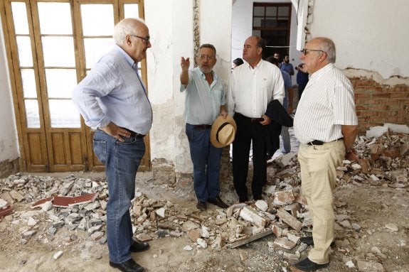 El alcalde de Antequera, Manuel Barón y el director de la Academia, Bartolomé Ruiz, visitan el interior del edificio. :: A. J. Guerrero