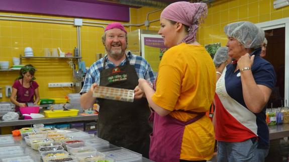 Jason Godwin explica el proceso de elaboración del chocolate a turistas durante un taller. 