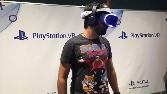 Probando las gafas de realidad virtual PlayStation VR.