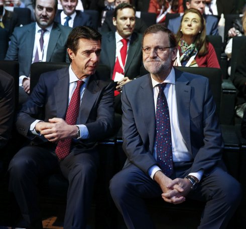 Rajoy y Soria, en un acto cuando el segundo aún era titular de Industria. :: reuters