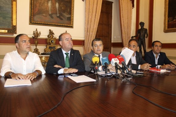 Bendodo, Barón, Sanz, Romero y Briones, ayer en el Ayuntamiento de Antequera. 