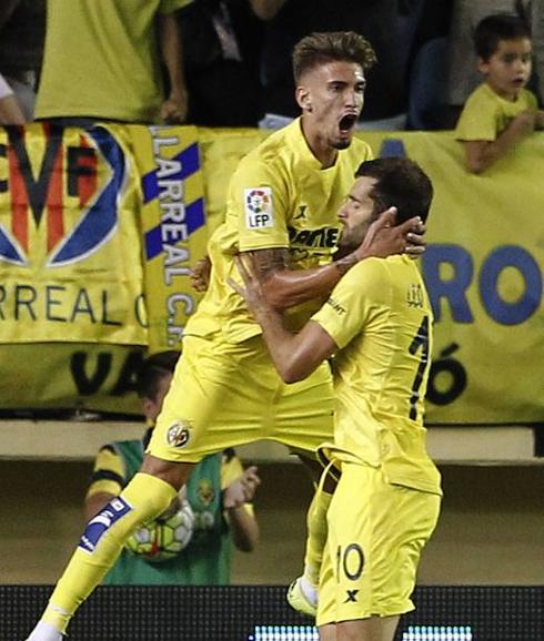 Samu Castillejo celebra un gol con Leo Baptistao . 